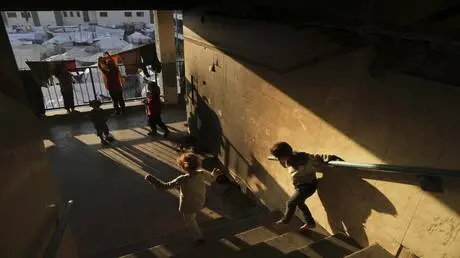عثر عليها فوق أغصان شجرة من شدة القصف.. الطفلة الغ...