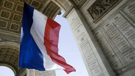 فيتش تخفض نظرة فرنسا إلى سلبية وسط عجز متسع واحتجا...