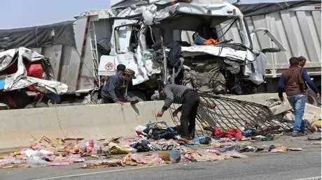 مصرع 9 عمال وإصابة 25 في تصادم مروع على طريق سريع...