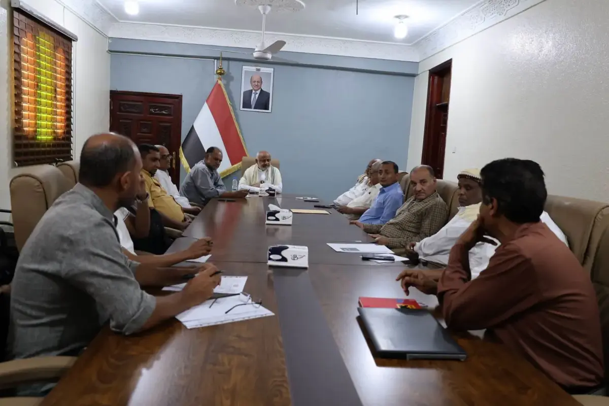 محافظ الحديدة يوجه بصرف مساعدات نقدية لألف أسرة نا...