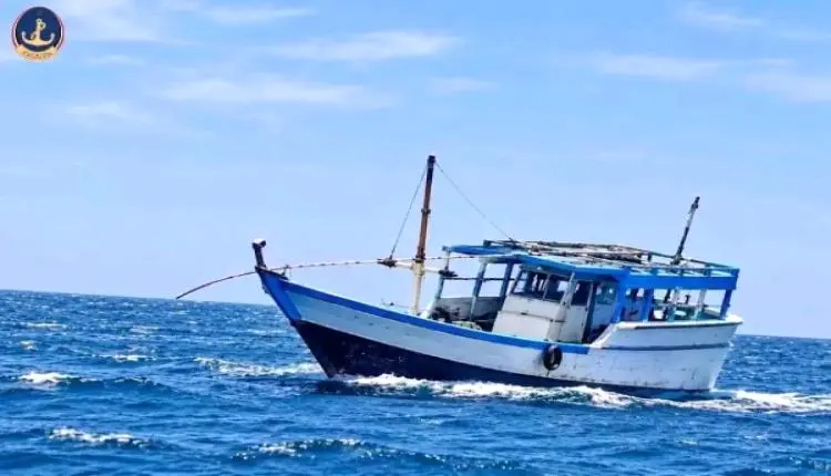 شبوة.. إنقاد طاقم قارب صيد تعرض لعطل فني في عرض ال...
