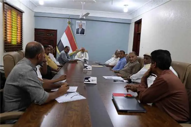 محافظ الحديدة يوجه بصرف مساعدات نقدية لألف أسرة نا...