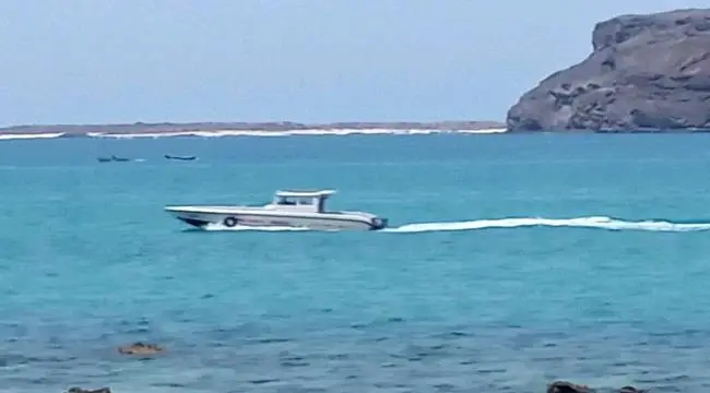 إنقاذ بطولي.. خفر سواحل #شبوة ينقذ 3 بحارة من المو...