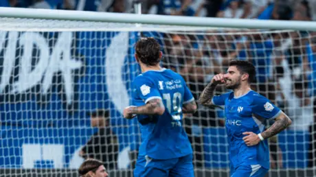 الهلال يهزم الفتح ويستعيد صدارة الدوري السعودي